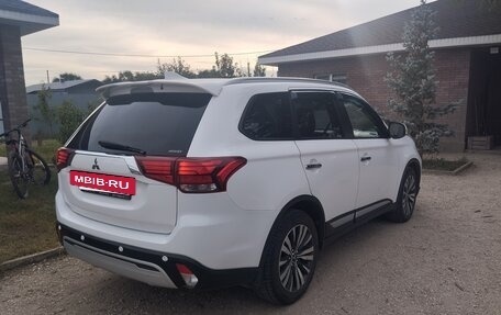 Mitsubishi Outlander III рестайлинг 3, 2019 год, 2 250 000 рублей, 11 фотография