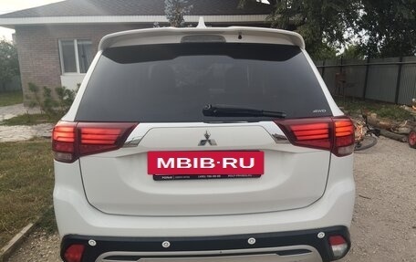 Mitsubishi Outlander III рестайлинг 3, 2019 год, 2 250 000 рублей, 12 фотография