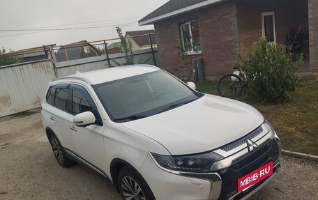 Mitsubishi Outlander III рестайлинг 3, 2019 год, 2 250 000 рублей, 14 фотография