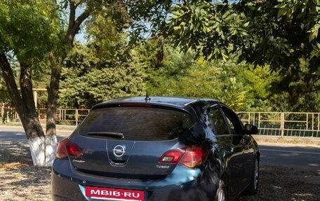 Opel Astra J, 2010 год, 670 000 рублей, 3 фотография