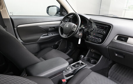 Mitsubishi Outlander III рестайлинг 3, 2014 год, 1 349 000 рублей, 10 фотография
