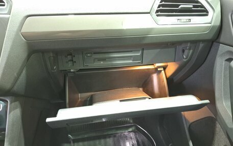 Volkswagen Tiguan II, 2019 год, 2 400 000 рублей, 30 фотография