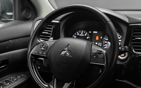 Mitsubishi Outlander III рестайлинг 3, 2016 год, 2 490 000 рублей, 21 фотография