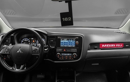 Mitsubishi Outlander III рестайлинг 3, 2016 год, 2 490 000 рублей, 16 фотография