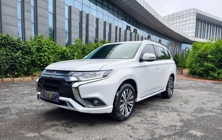 Mitsubishi Outlander III рестайлинг 3, 2021 год, 1 944 000 рублей, 1 фотография