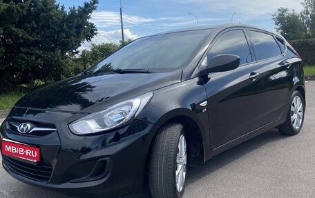 Hyundai Solaris II рестайлинг, 2012 год, 615 000 рублей, 1 фотография