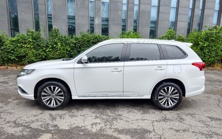 Mitsubishi Outlander III рестайлинг 3, 2021 год, 1 944 000 рублей, 2 фотография