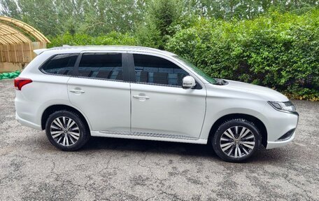 Mitsubishi Outlander III рестайлинг 3, 2021 год, 1 944 000 рублей, 6 фотография