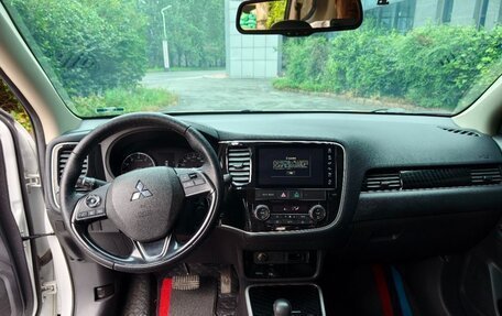 Mitsubishi Outlander III рестайлинг 3, 2021 год, 1 944 000 рублей, 9 фотография