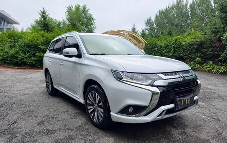 Mitsubishi Outlander III рестайлинг 3, 2021 год, 1 944 000 рублей, 7 фотография