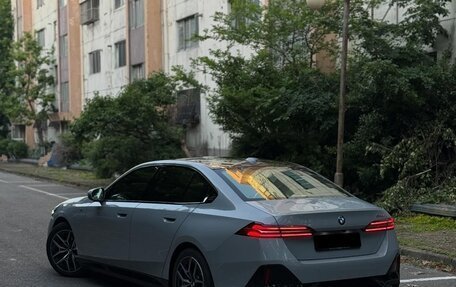 BMW 5 серия, 2024 год, 6 940 000 рублей, 2 фотография
