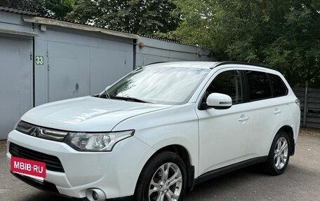 Mitsubishi Outlander III рестайлинг 3, 2013 год, 1 000 000 рублей, 2 фотография