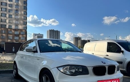 BMW 1 серия, 2011 год, 800 000 рублей, 2 фотография