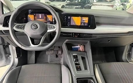 Volkswagen Golf VIII, 2023 год, 2 100 000 рублей, 7 фотография
