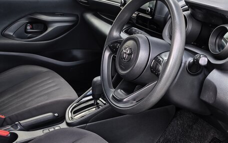 Toyota Yaris, 2021 год, 1 110 000 рублей, 5 фотография