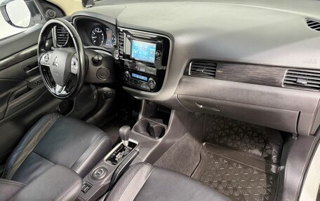 Mitsubishi Outlander III рестайлинг 3, 2016 год, 1 999 800 рублей, 3 фотография