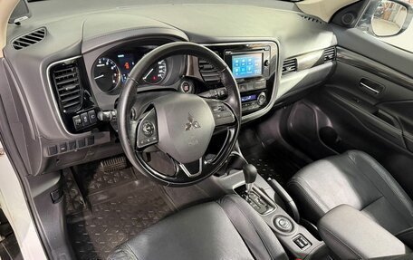 Mitsubishi Outlander III рестайлинг 3, 2016 год, 1 999 800 рублей, 8 фотография