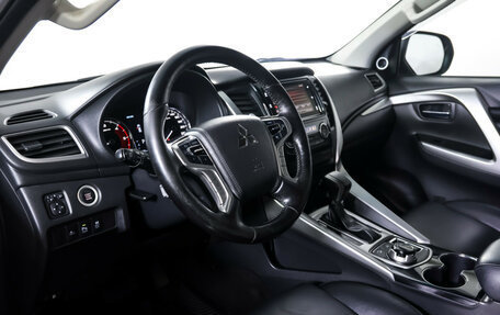 Mitsubishi Pajero Sport III рестайлинг, 2017 год, 3 090 000 рублей, 14 фотография