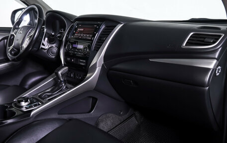 Mitsubishi Pajero Sport III рестайлинг, 2017 год, 3 090 000 рублей, 10 фотография