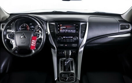 Mitsubishi Pajero Sport III рестайлинг, 2017 год, 3 090 000 рублей, 12 фотография