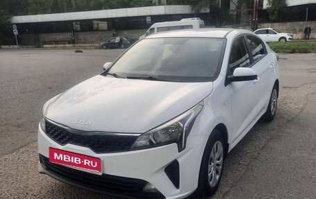 KIA Rio IV, 2021 год, 1 580 000 рублей, 1 фотография