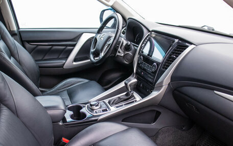 Mitsubishi Pajero Sport III рестайлинг, 2016 год, 3 045 000 рублей, 9 фотография