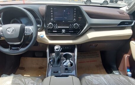 Toyota Highlander, 2021 год, 4 500 000 рублей, 16 фотография