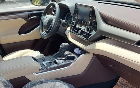 Toyota Highlander, 2021 год, 4 500 000 рублей, 20 фотография
