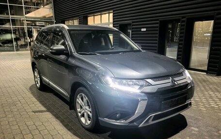 Mitsubishi Outlander III рестайлинг 3, 2019 год, 2 100 000 рублей, 2 фотография