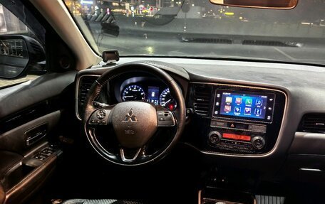 Mitsubishi Outlander III рестайлинг 3, 2019 год, 2 100 000 рублей, 10 фотография