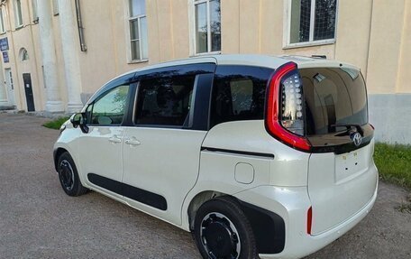Toyota Sienta, 2023 год, 1 450 000 рублей, 5 фотография