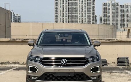 Volkswagen T-Roc I, 2023 год, 1 860 000 рублей, 2 фотография