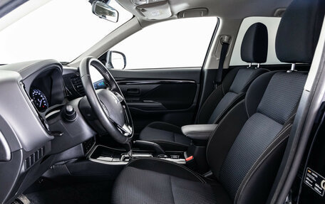 Mitsubishi Outlander III рестайлинг 3, 2018 год, 2 299 000 рублей, 15 фотография