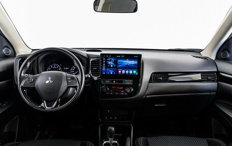 Mitsubishi Outlander III рестайлинг 3, 2018 год, 2 299 000 рублей, 10 фотография