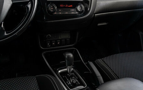 Mitsubishi Outlander III рестайлинг 3, 2018 год, 2 299 000 рублей, 12 фотография