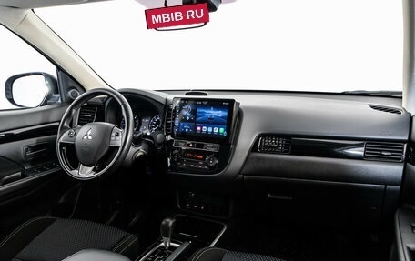 Mitsubishi Outlander III рестайлинг 3, 2018 год, 2 299 000 рублей, 9 фотография