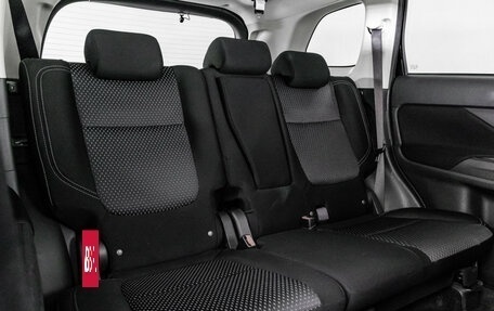 Mitsubishi Outlander III рестайлинг 3, 2018 год, 2 299 000 рублей, 17 фотография