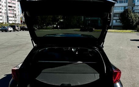 Toyota Prius IV XW50, 2017 год, 2 150 000 рублей, 5 фотография