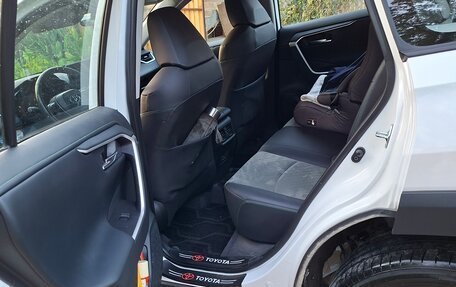 Toyota RAV4, 2024 год, 3 950 000 рублей, 4 фотография