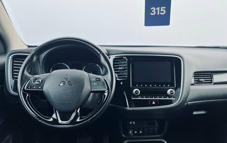 Mitsubishi Outlander III рестайлинг 3, 2021 год, 2 250 000 рублей, 20 фотография