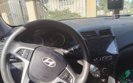 Hyundai Solaris II рестайлинг, 2011 год, 450 000 рублей, 8 фотография