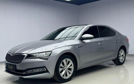 Skoda Superb III рестайлинг, 2022 год, 1 940 000 рублей, 2 фотография