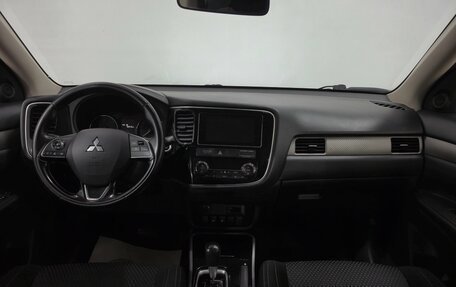 Mitsubishi Outlander III рестайлинг 3, 2017 год, 1 870 000 рублей, 10 фотография