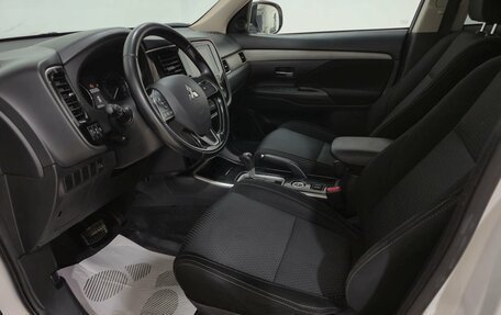 Mitsubishi Outlander III рестайлинг 3, 2017 год, 1 870 000 рублей, 9 фотография