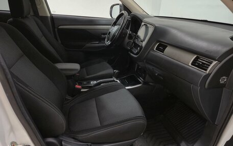 Mitsubishi Outlander III рестайлинг 3, 2017 год, 1 870 000 рублей, 13 фотография