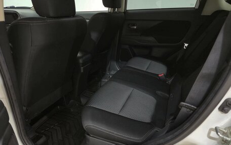 Mitsubishi Outlander III рестайлинг 3, 2017 год, 1 870 000 рублей, 15 фотография
