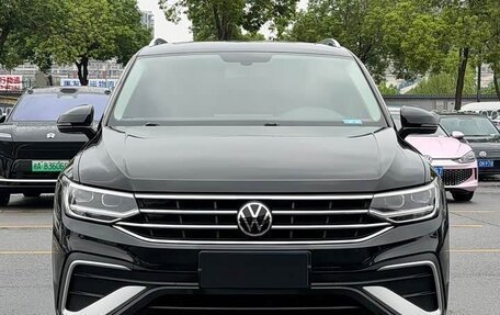 Volkswagen Tiguan II, 2022 год, 1 960 000 рублей, 2 фотография