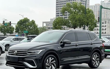 Volkswagen Tiguan II, 2022 год, 1 960 000 рублей, 3 фотография