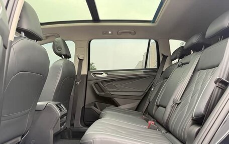 Volkswagen Tiguan II, 2022 год, 1 960 000 рублей, 8 фотография