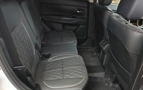 Mitsubishi Outlander III рестайлинг 3, 2022 год, 2 190 000 рублей, 6 фотография